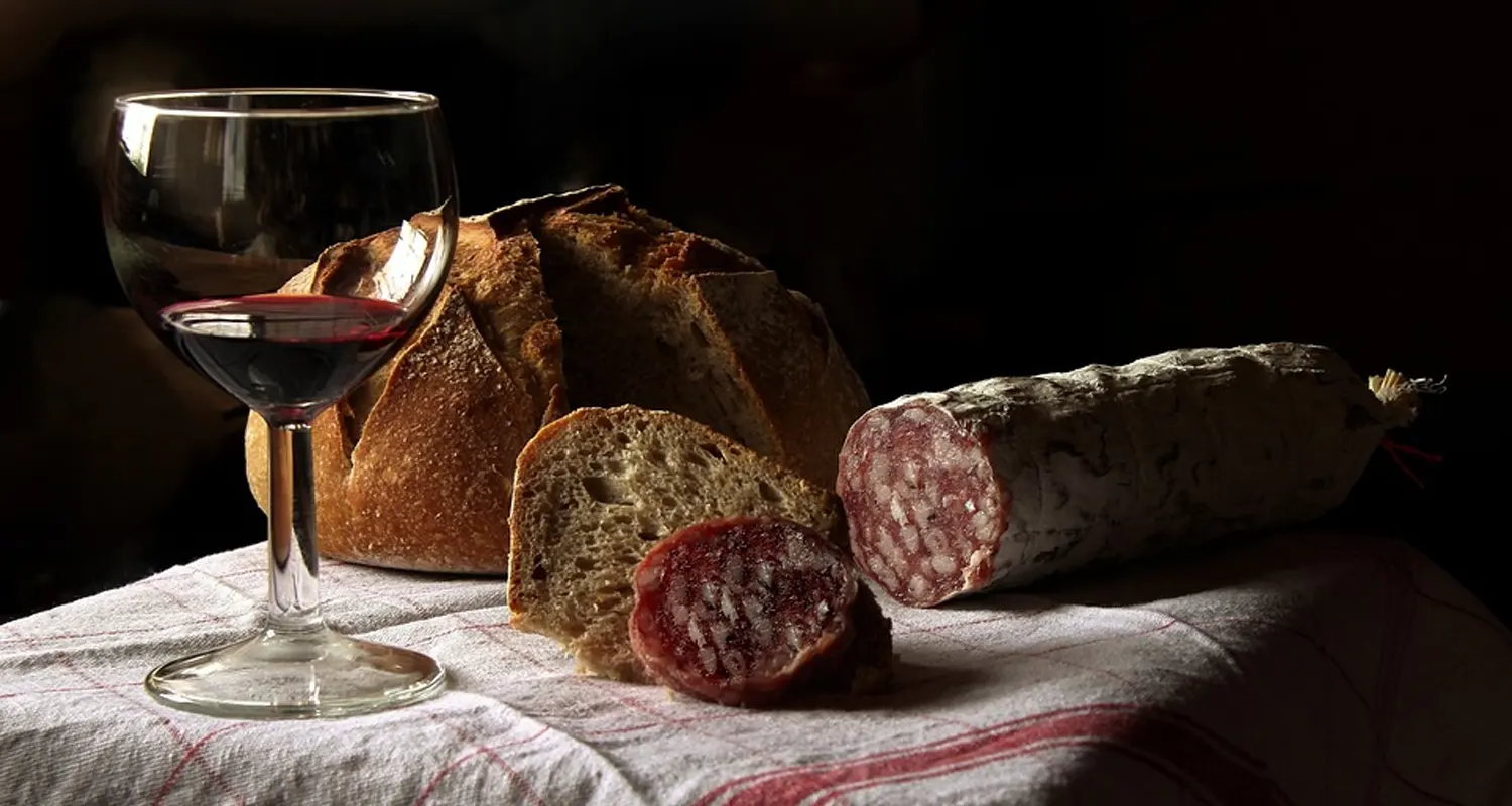 Un bicchiere di vino rosso prima di andare a letto