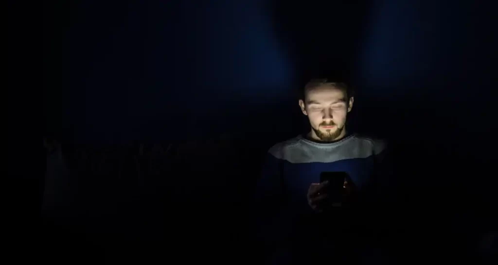 Quanto fa male controllare lo smartphone in piena notte