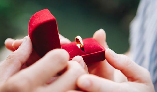 Proposta di matrimonio con un anello costosissimo, ma si scopre la verità