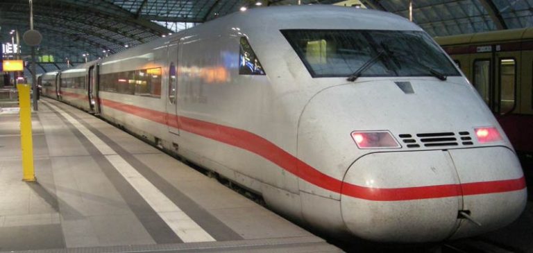 Irrompe nella cabina di un treno ad altà velocità, panico a Berlino