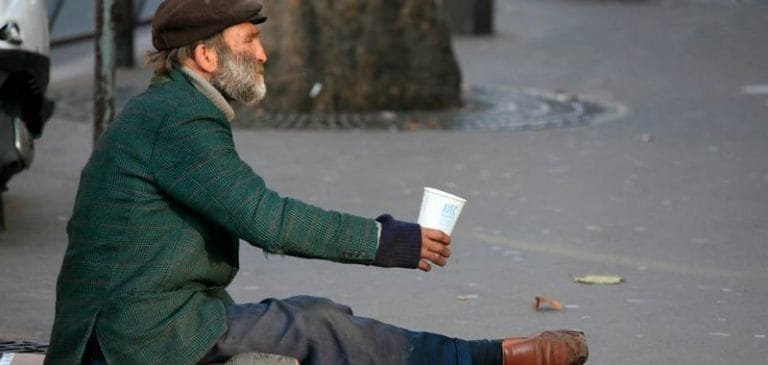 Venezia, fa la carità ma prima per gli italiani