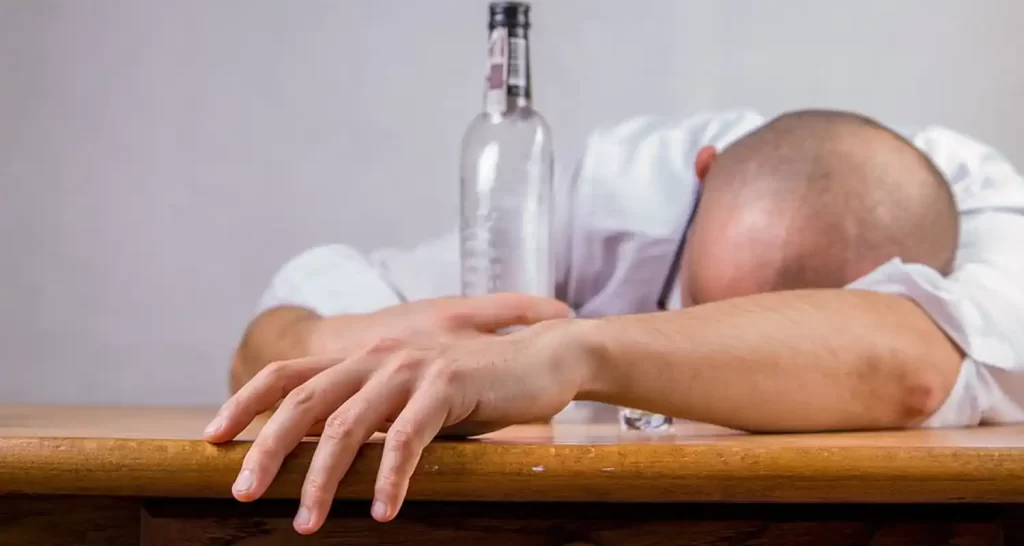 Alcol danneggia il cervello anche quando si smette di assumerlo
