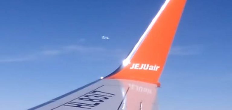 Passeggero di un aereo filma uno strano oggetto che si divide in sei parti
