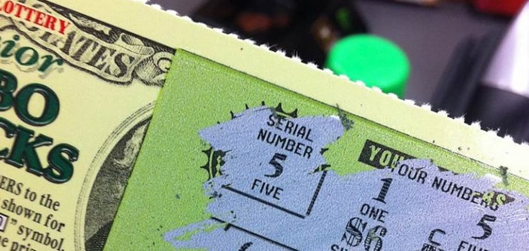 Vince due volte la lotteria in meno di un mese