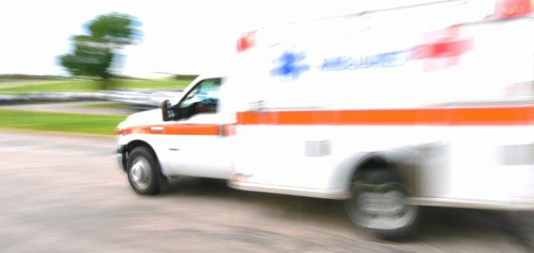 Ambulanza prende una buca e il cuore del paziente torna a battere