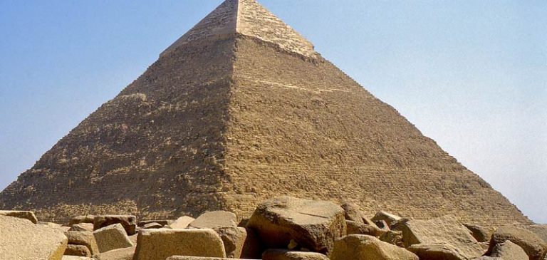 Due tombe trovate accanto alle piramidi in Egitto