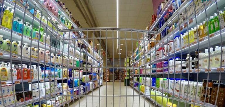 Fare la spesa: la vera differenza tra supermercato e discount