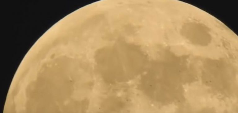 Flotta UFO passa accanto alla Luna, incredibile