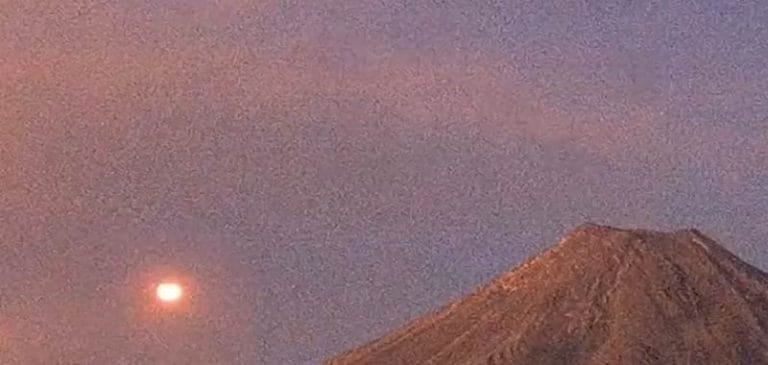 Ufo atterrano in un vulcano, è una base?