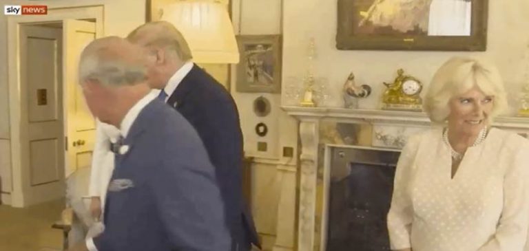Camilla Parker fa l’occhiolino a Trump, il video diventa virale