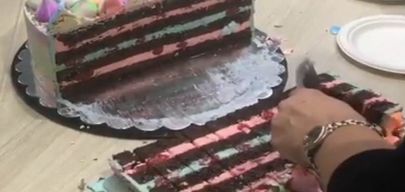 Il nuovo modo di tagliare la torta perfettamente diventa virale