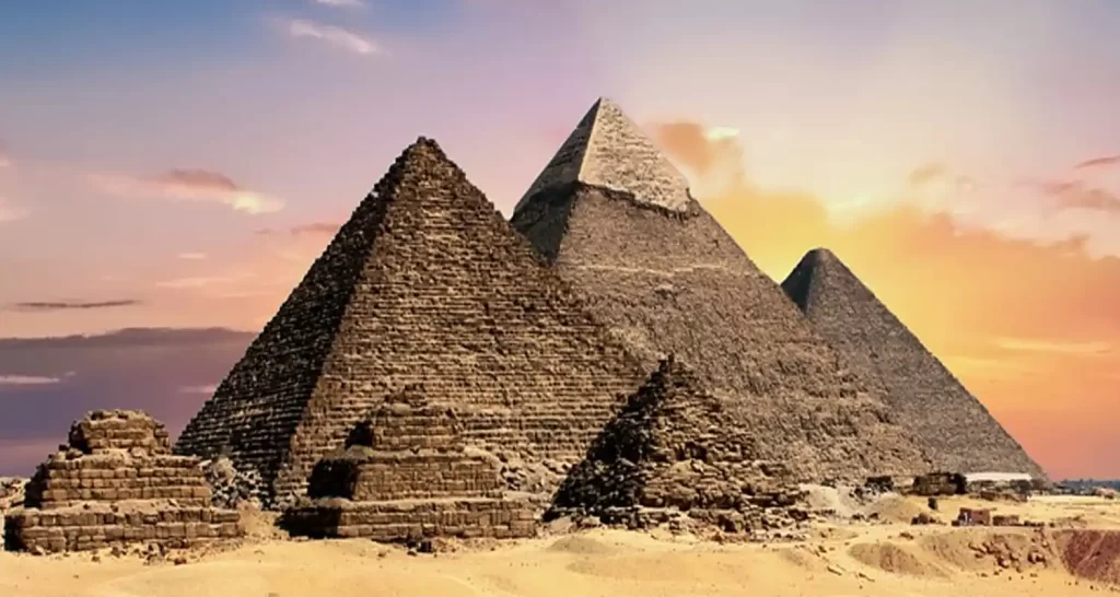 La piramide di Giza costruita su una collina anomala