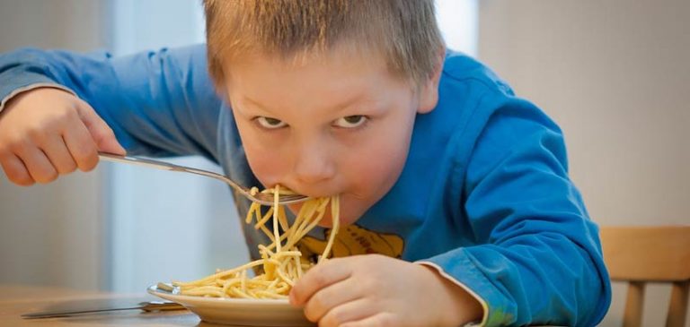 Mangiare spaghetti rende i bambini gay, assurda teoria dall’Indonesia