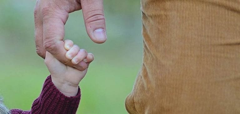 Papà manda fiori e biglietto di auguri dopo la sua morte