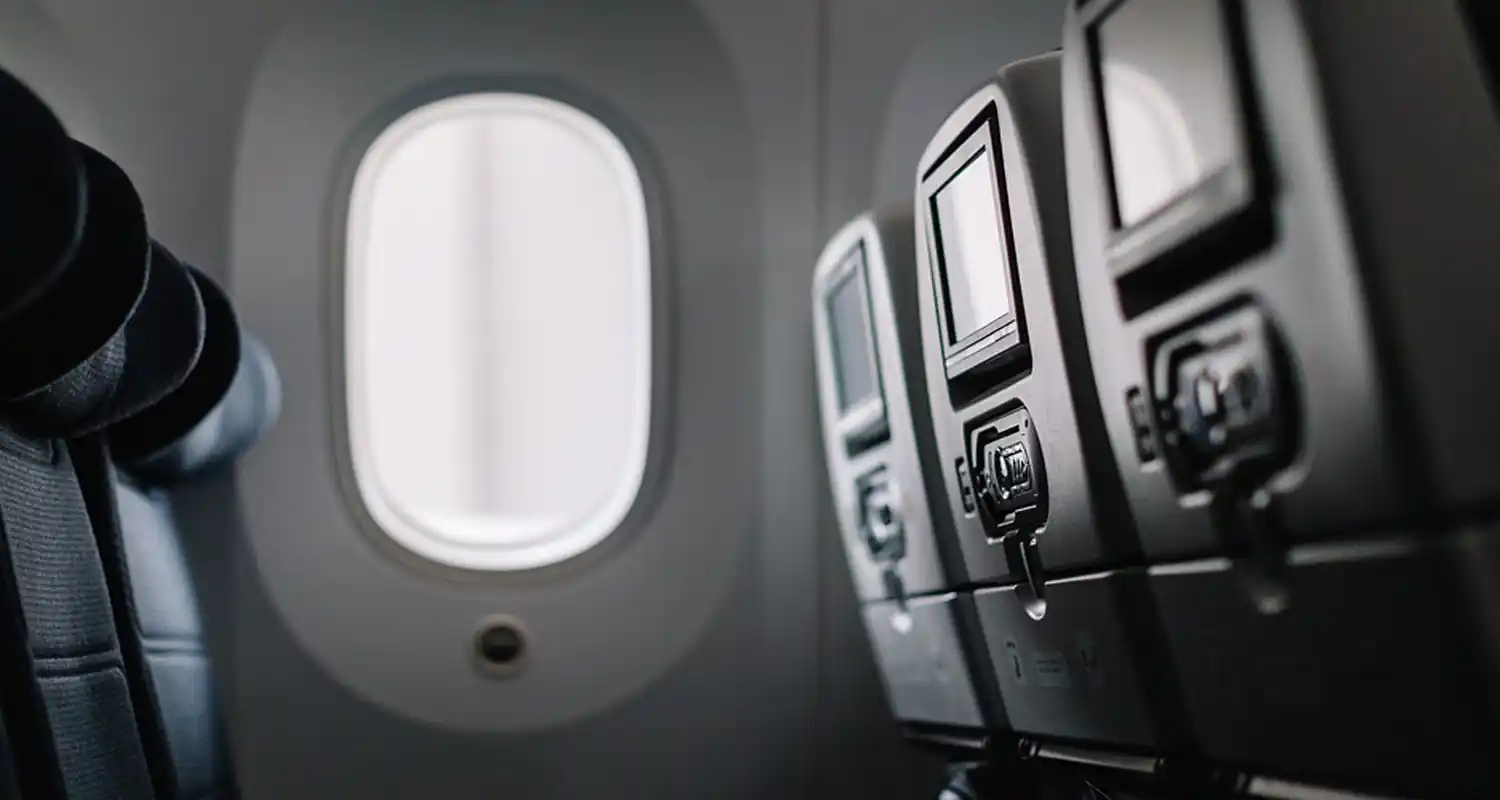 Si lamenta dei posti in aereo A chi spettano i braccioli centrali
