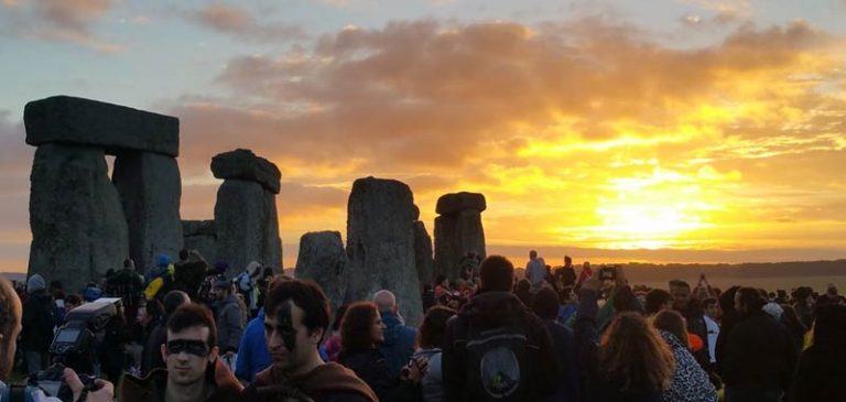 Stonehenge il solstizio d’estate rivela: Fu costruita da esseri alieni