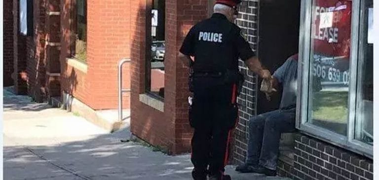 Ufficiale di polizia regala la sua colazione al mendicante