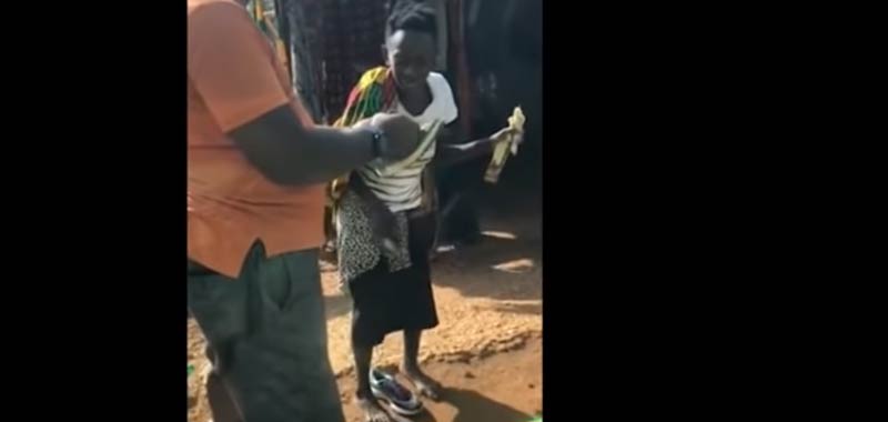 Uganda il ballo virale dopo le sue prime scarpe