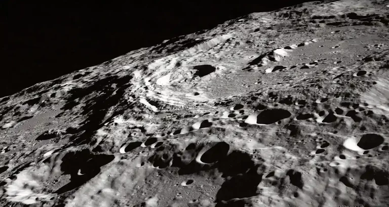 Una massa metallica misteriosa scoperta sotto un cratere della Luna
