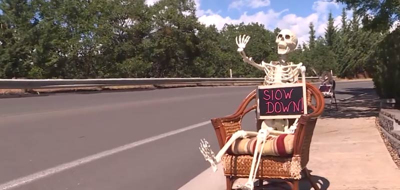 Uno scheletro sulla strada per far rallentare gli automobilisti