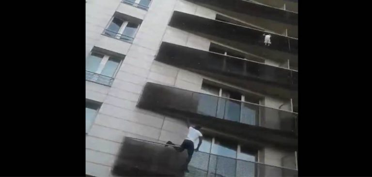 Uomo spiderman, salva un bambino appeso al quinto piano