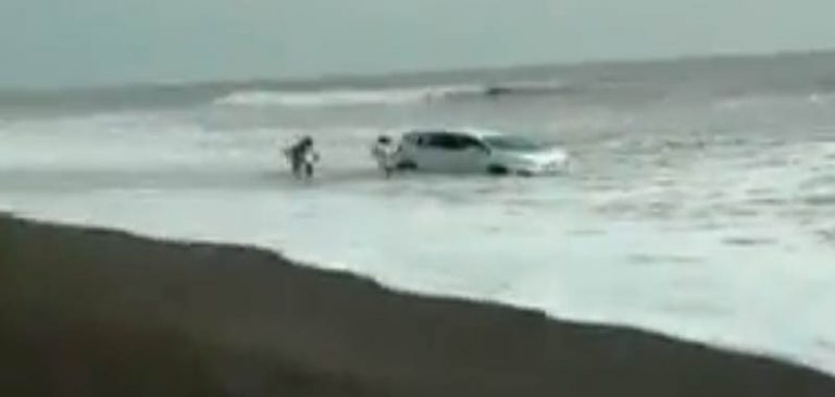 L’auto bloccata sulla spiaggia viene travolta dalle onde
