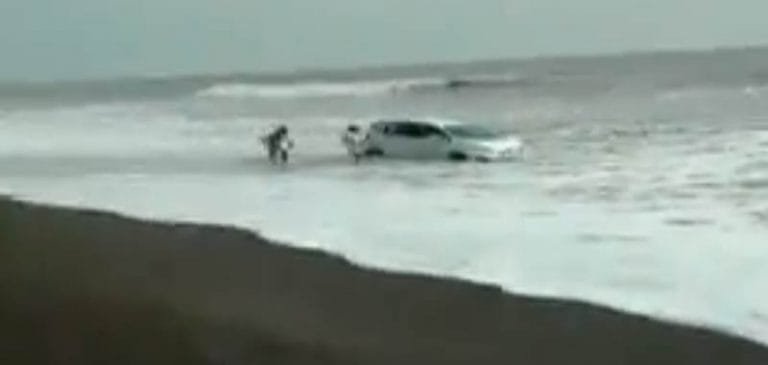 L’auto bloccata sulla spiaggia viene travolta dalle onde