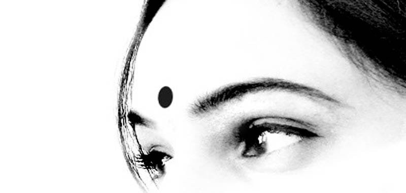 Bindi ecco cosa indica il punto rosso sulla fronte delle donne indiane