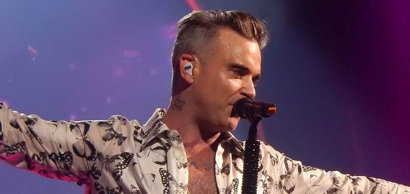 Robbie Williams parlavo con una persona che non cera