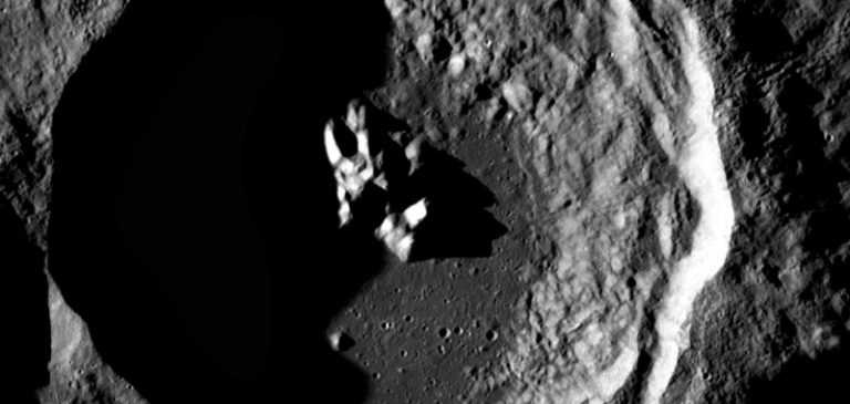 Incredibile anomalia in un cratere della Luna