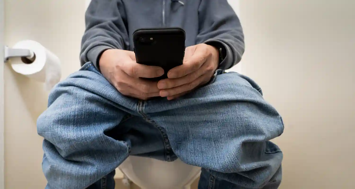 Usare il telefonino in bagno aumenta il rischio emorroidi