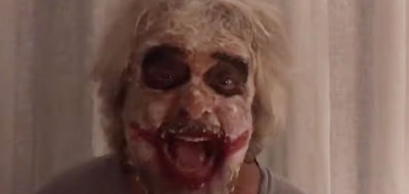 Beppe Grillo incita i suoi truccato da Joker