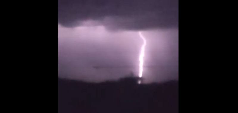 Fotografato oggetto misterioso durante una tempesta di fulmini