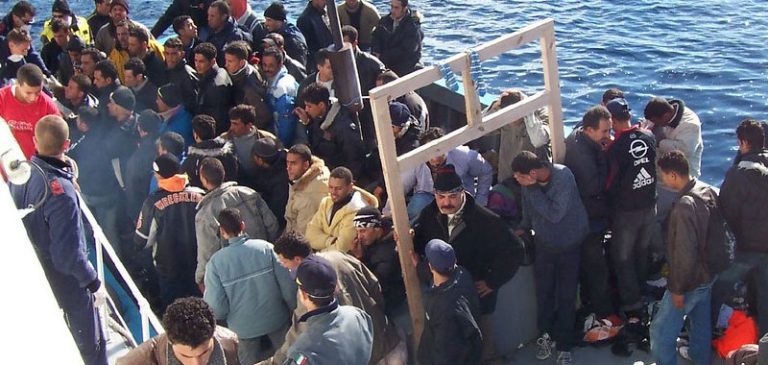 Lampedusa è letteralmente sommersa dai migranti