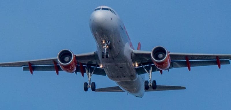 Tenta di aprire il portellone in volo lo impacchettano col domopak