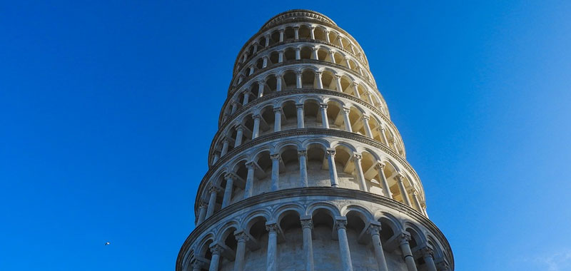 Torre di Pisa deturpata con una scritta da due americani