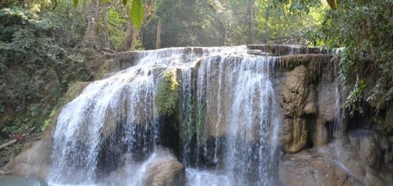 Thailandia: Turista fa un selfie e precipita da una cascata