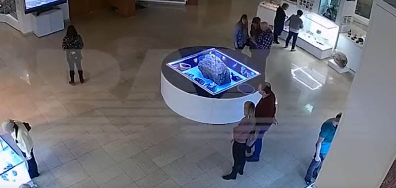 Mistero al Museo La teca di un meteorite si muove da sola