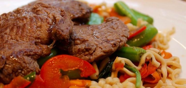 Catena di ristoranti presenta la bistecca vegana fatta con anguria