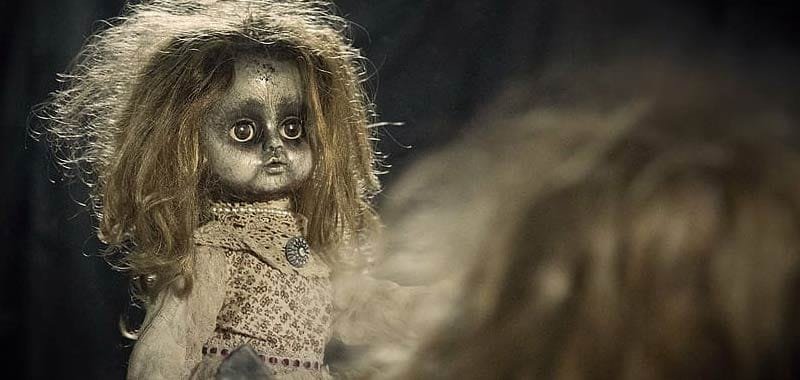 Getta la bambola nella spazzatura ma succede qualcosa di strano