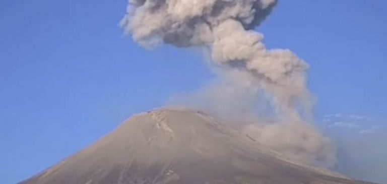 Messico: Vulcano erutta sorvolato da un UFO