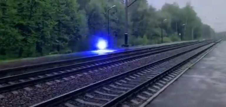 Misterioso globo di luce catturato sui binari del treno