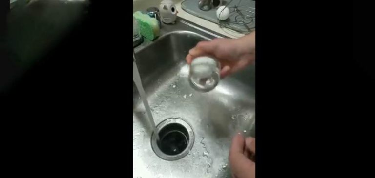 Mostra una tecnica geniale per rimuovere il guscio dell’uovo
