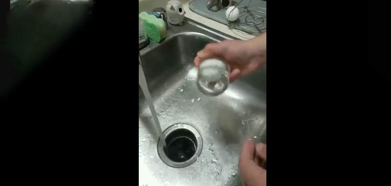 Mostra una tecnica geniale per rimuovere il guscio di uovo