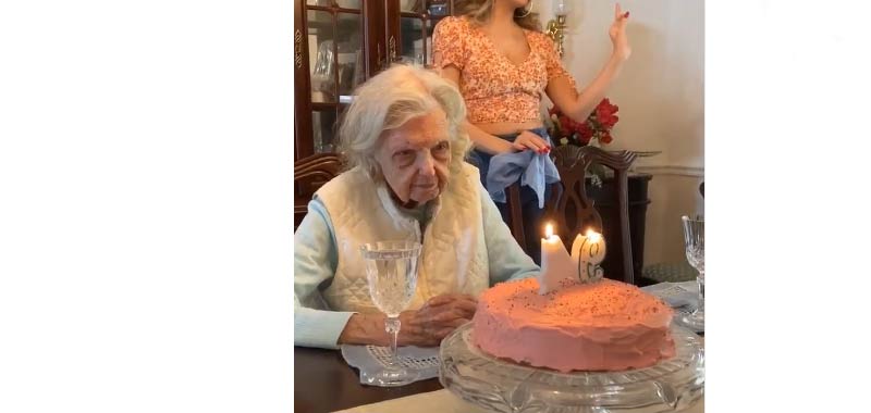 94 anni spegne la torta e lascia tutti di stucco
