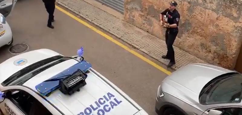 Coronavirus in Spagna la polizia intrattiene la gente con le serenate