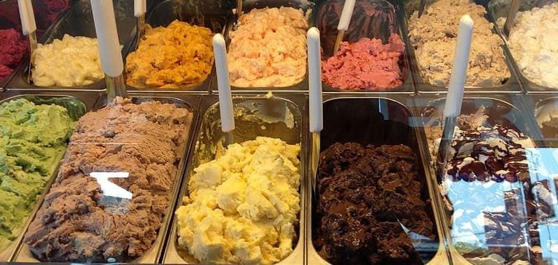 La nuova moda virale Leccare le confezioni di gelato nei supermercati