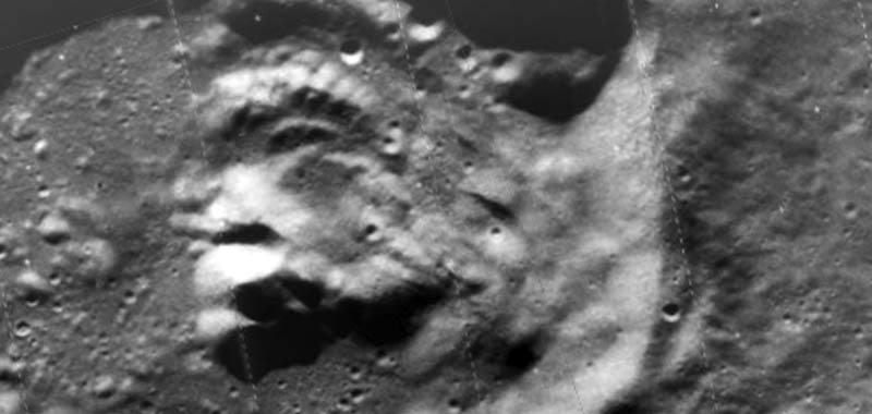 Luna Immagine di un antico Dio in un cratere