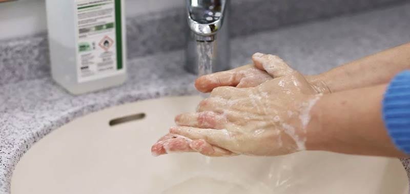 Ragazzino a scuola si fa pagare per disinfettare le mani