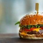 Se vuoi batterlo devi mangiarlo nasce il Corona Burger